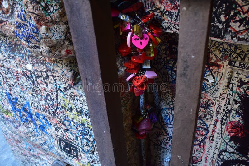 Sluitengevoel bij het huis van Verona juliet royalty-vrije stock foto Sluitengevoel bij het huis van Verona juliet royalty-vrije stock foto
