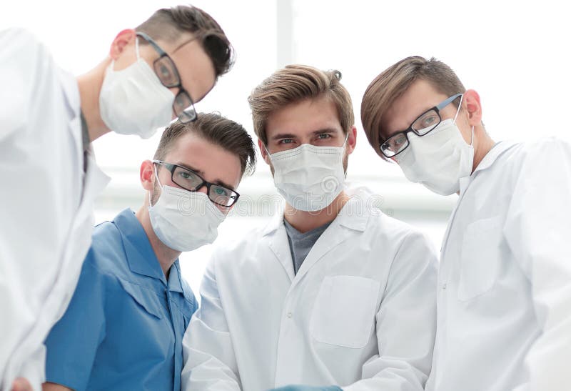 Sluiting een team van artsen in beschermende maskers stock afbeeldingen Sluiting een team van artsen in beschermende maskers stock afbeeldingen
