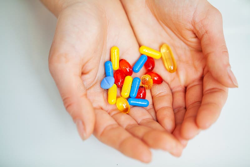 Sluiting van de vrouwelijke arts die de pil vasthoudt royalty-vrije stock afbeeldingen