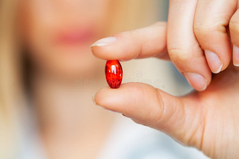 Sluiting van de vrouwelijke arts die de pil vasthoudt royalty-vrije stock foto's