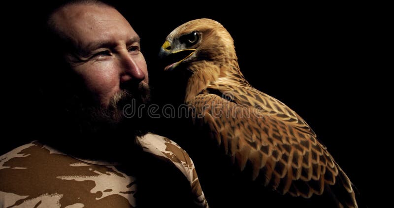 Sluiting van de wilde vogeltrainer met een wilde hawk, een verbluffende roofvogel, 4.000