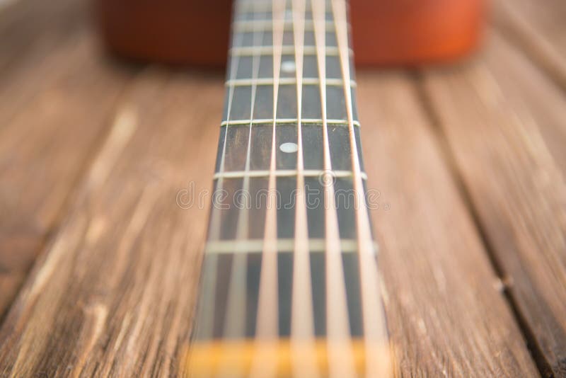 controller krab Componeren Sluiting Van Een Akoestische Gitaar Met Metalen Snaren Op Een Houten Tafel.  Muziekconcept. Stock Afbeelding - Image of grappig, lichten: 226056645