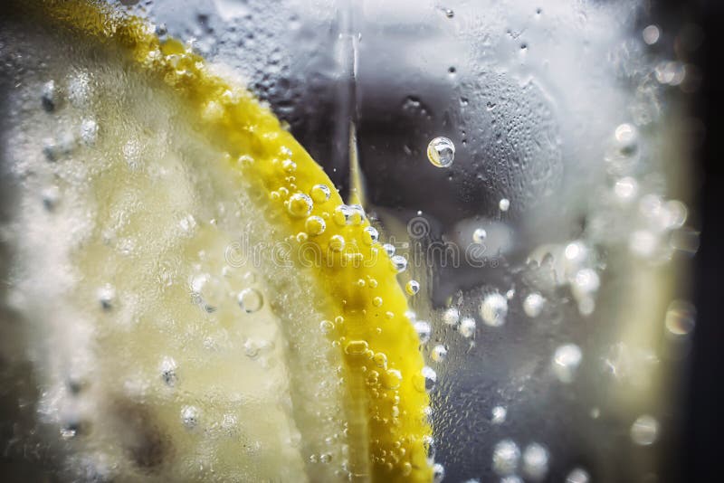 Sluiting van een Lemon in mousserend water stock afbeelding Sluiting van een Lemon in mousserend water stock afbeelding