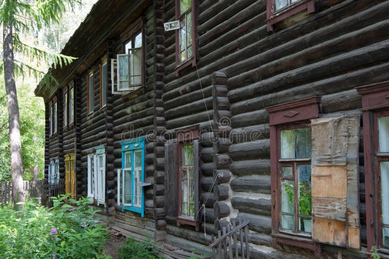 Sluiting van een oud traditioneel houten huis met ramen in tomsk rusland