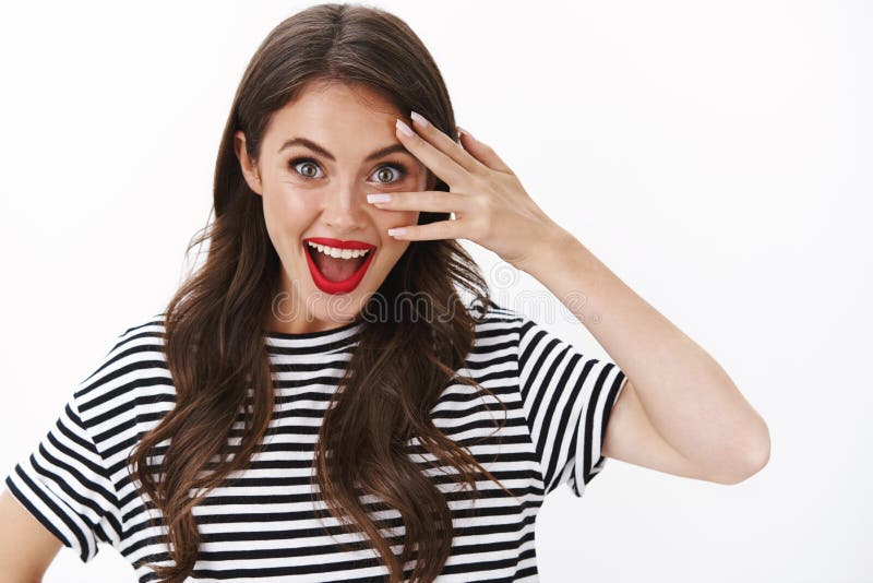 Sluiting van een vrolijke, leuke, liefdevolle vrouw met make-up en gestreept T-shirt, handen dicht bij het oog houden en vrolijk stock fotografie Sluiting van een vrolijke, leuke, liefdevolle vrouw met make-up en gestreept T-shirt, handen dicht bij het oog houden en vrolijk stock fotografie