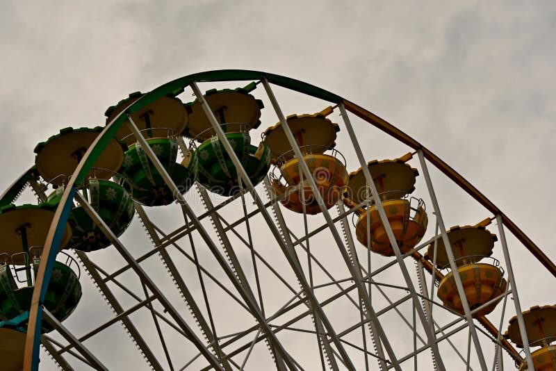 Sluiting van Ferris Wheel in de kerststad Nicosia stock foto's Sluiting van Ferris Wheel in de kerststad Nicosia stock foto's