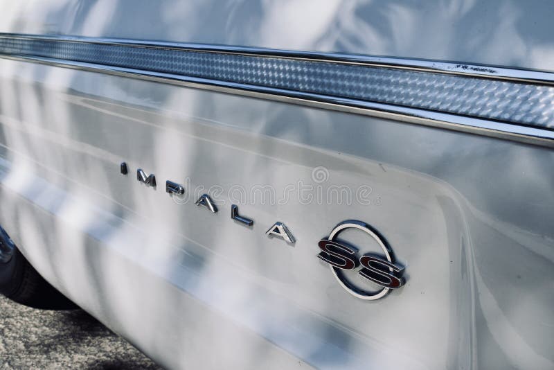 Sluiting van het impala ss - logo aan de zijde van de zwarte klassieke witte auto in de verenigde staten van fresno
