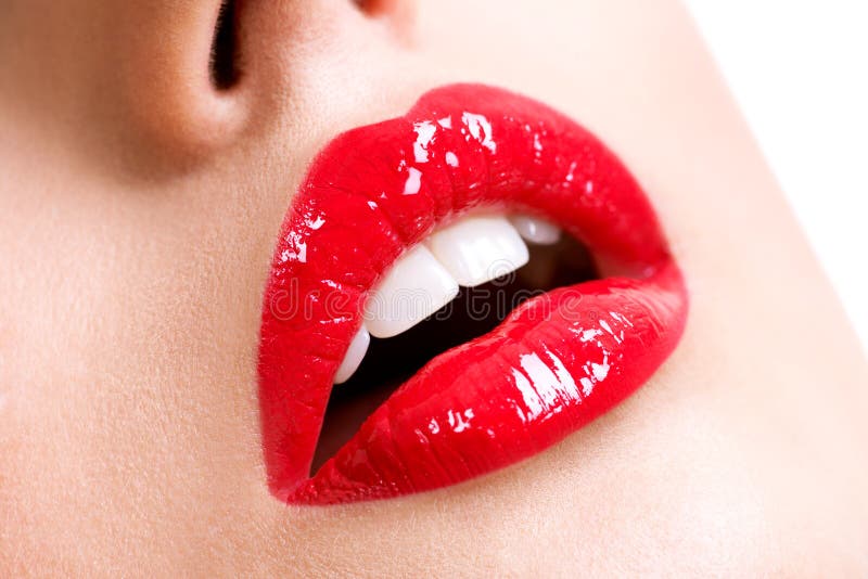 Sluiting van mooie vrouwelijke lippen met rode lippenstift