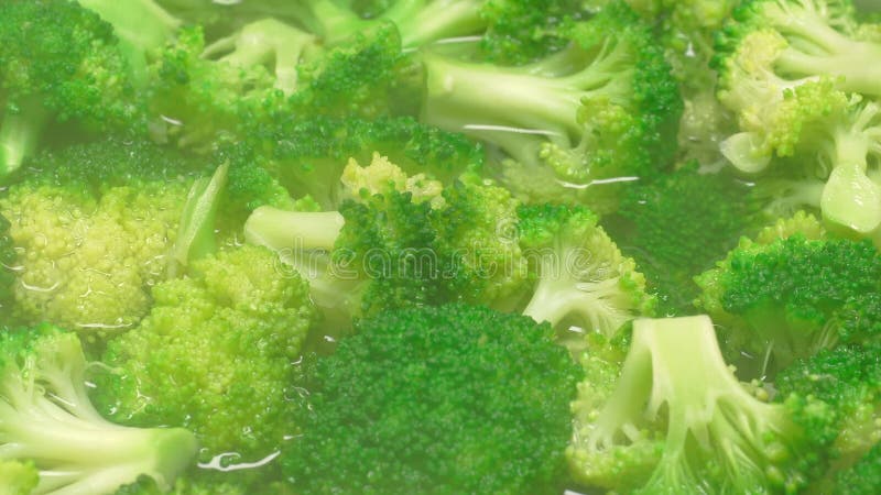 Sluitingsschot van de broccoli in een kokend water