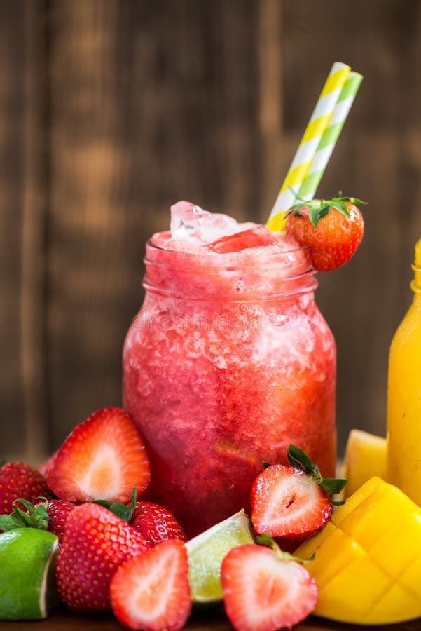 3 slushies deliziosi dalle bacche differenti e dai frutti fotografie stock 3 slushies deliziosi dalle bacche differenti e dai frutti fotografie stock