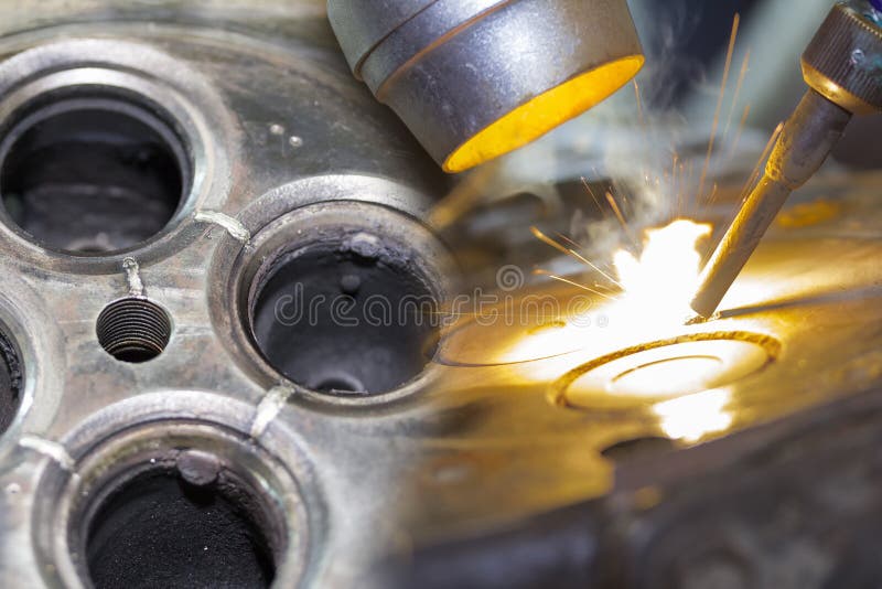 Slut för dubbel exponering upp reparation för cylinder för bilmotorhuvud eller att ändra vid welderen med svetsande metod för las arkivbild Slut för dubbel exponering upp reparation för cylinder för bilmotorhuvud eller att ändra vid welderen med svetsande metod för las arkivbild