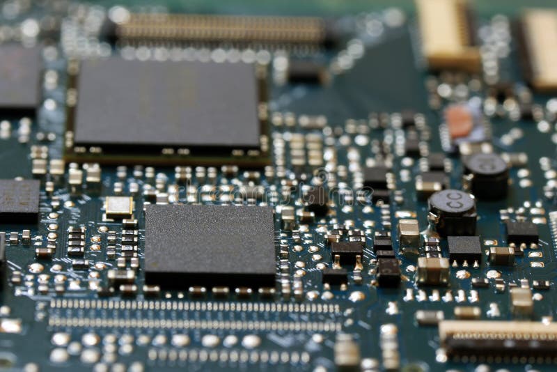 Slut för elektronikbakgrundsteknologi upp av det gröna satsströmkretsbrädet royaltyfria bilder Slut för elektronikbakgrundsteknologi upp av det gröna satsströmkretsbrädet royaltyfria bilder