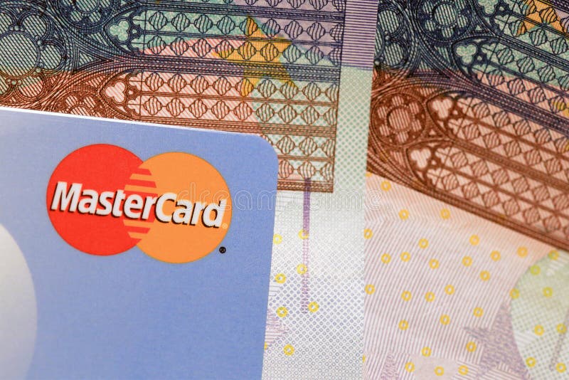 Slut för Mastercard kreditkorttecken upp med euroet Caash fotografering för bildbyråer Slut för Mastercard kreditkorttecken upp med euroet Caash fotografering för bildbyråer