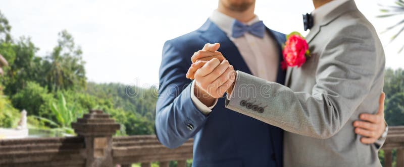 Slut upp av den lyckliga manliga glade pardansen royaltyfri bild Slut upp av den lyckliga manliga glade pardansen royaltyfri bild