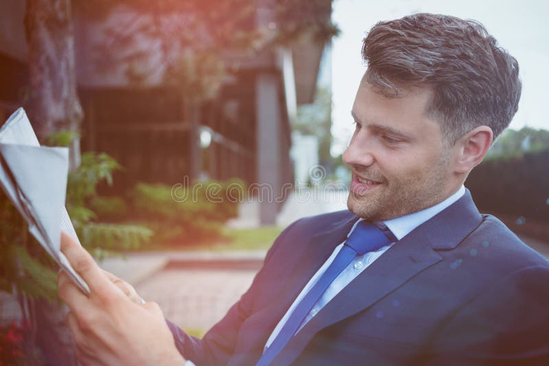 Slut upp av den läs- tidningen för stilig affärsman royaltyfri fotografi Slut upp av den läs- tidningen för stilig affärsman royaltyfri fotografi