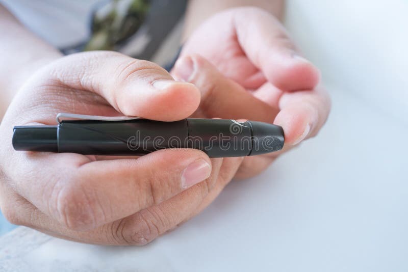 Slut upp av den manliga fingerpatienten som sticker hans finger för att dra ett D royaltyfria foton Slut upp av den manliga fingerpatienten som sticker hans finger för att dra ett D royaltyfria foton