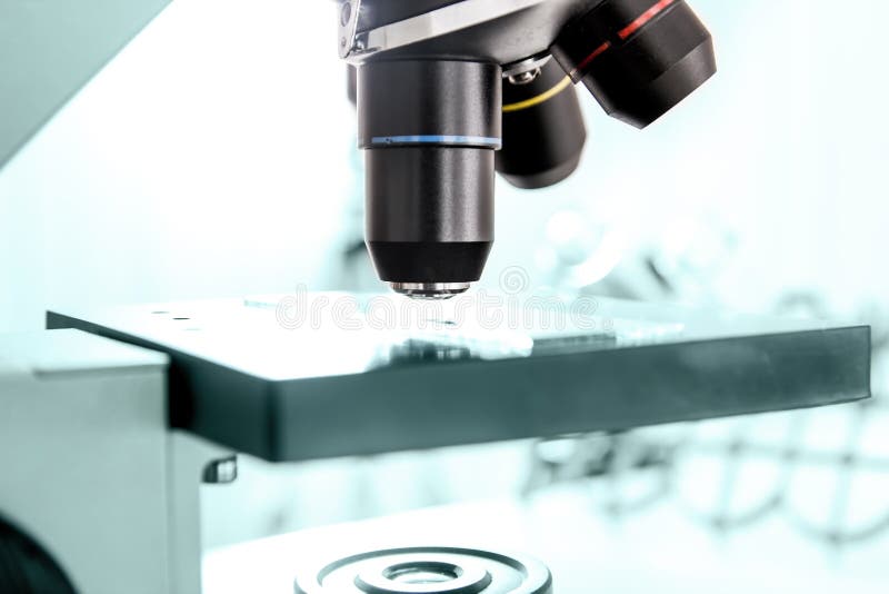 Slut upp av laboratoriummikroskoplinsen arkivfoton