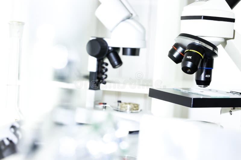 Slut upp av laboratoriummikroskoplinsen arkivfoton