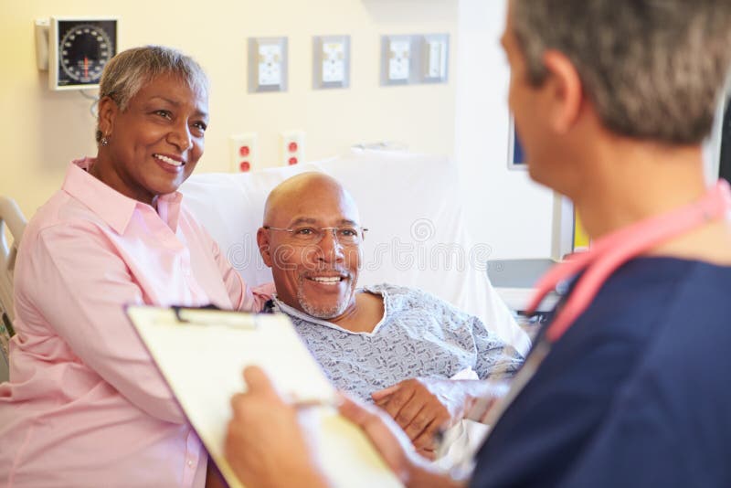 Slut upp av sjukskötaren Updating Patient Notes arkivfoto Slut upp av sjukskötaren Updating Patient Notes arkivfoto