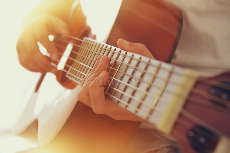 Slut upp av unga flickan som spelar den akustiska gitarren fotografering för bildbyråer Slut upp av unga flickan som spelar den akustiska gitarren fotografering för bildbyråer