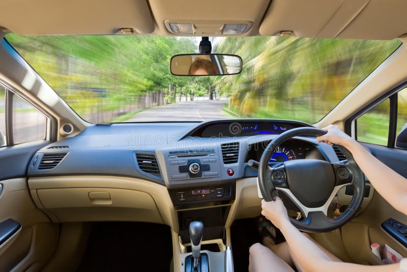 Slut upp den inre chauffören inom den ljusa bilen royaltyfria bilder Slut upp den inre chauffören inom den ljusa bilen royaltyfria bilder