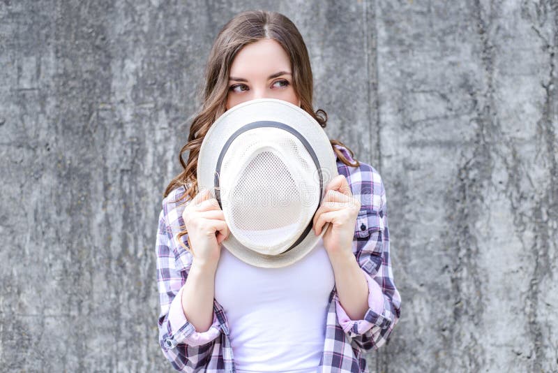 Slut upp fotoståenden av den nätta härliga listiga sluga blyga damnederlagframsidan bak headwearlockhatten som åt sidan ser grå f royaltyfri bild Slut upp fotoståenden av den nätta härliga listiga sluga blyga damnederlagframsidan bak headwearlockhatten som åt sidan ser grå f royaltyfri bild