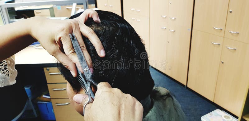 Slut upp handen för barberare` s genom att använda hårkammen och sax som klipper hårmannen arkivfoto Slut upp handen för barberare` s genom att använda hårkammen och sax som klipper hårmannen arkivfoto