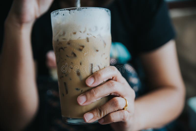 Slut upp kvinnan som dricker kaffe på coffee shop royaltyfri bild Slut upp kvinnan som dricker kaffe på coffee shop royaltyfri bild