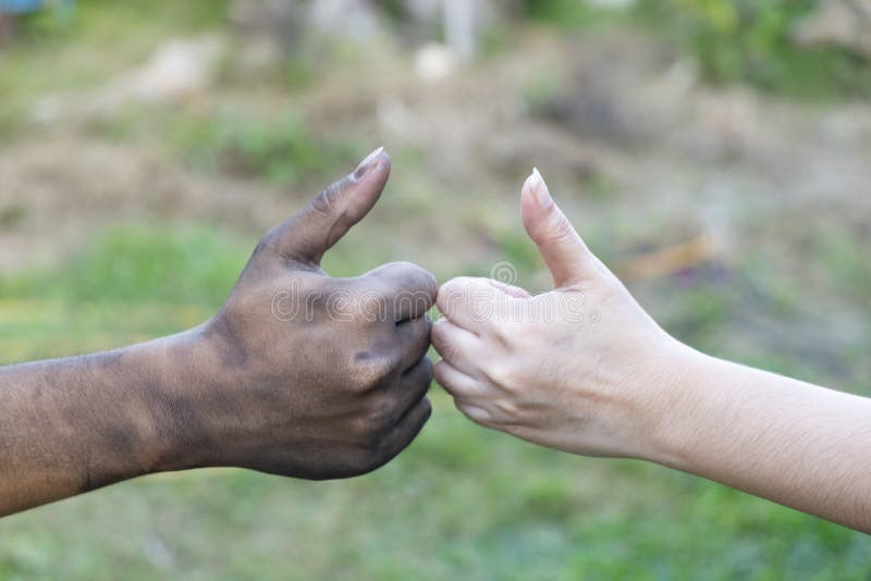Slut upp man- och kvinnahänder som trycker på att rymma tillsammans på suddig bakgrund för begreppet för förälskelsevalentindag, royaltyfria bilder Slut upp man- och kvinnahänder som trycker på att rymma tillsammans på suddig bakgrund för begreppet för förälskelsevalentindag, royaltyfria bilder