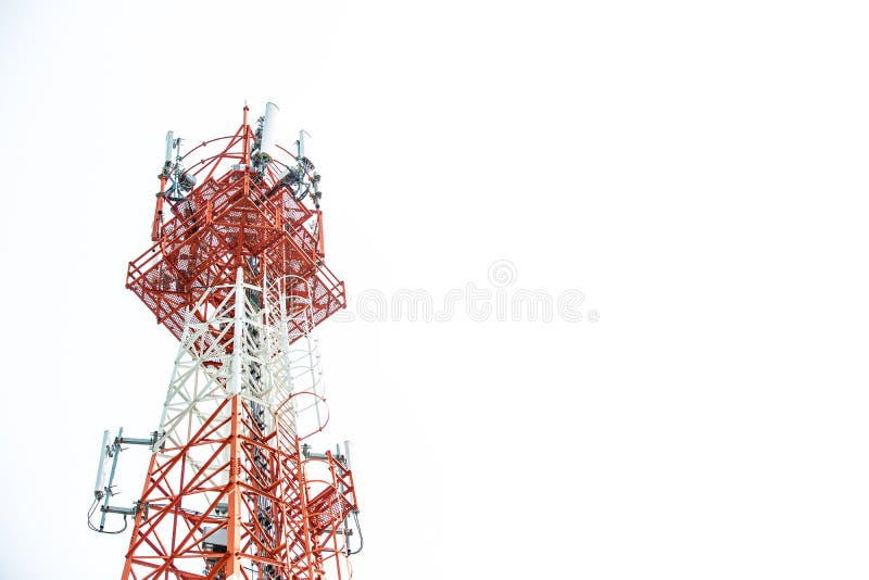 Slut upp överkant för kommunikationstorn Radioantenntorn, mikrovågantenntorn på ljus himmelbakgrund royaltyfri fotografi Slut upp överkant för kommunikationstorn Radioantenntorn, mikrovågantenntorn på ljus himmelbakgrund royaltyfri fotografi