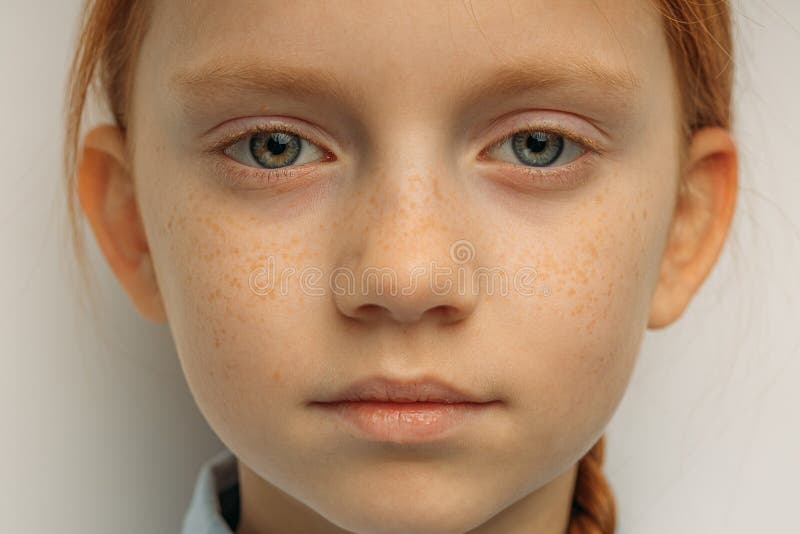 Sluten porträtt av självsäker röd brud isolerad royaltyfria foton