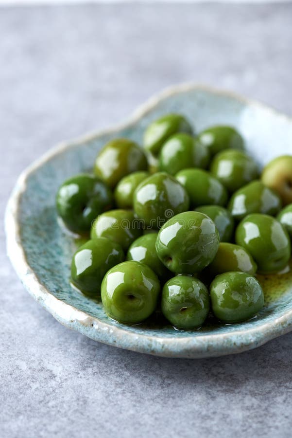 Castelvetrano oliv på ett keramiskt pläterar arkivfoton