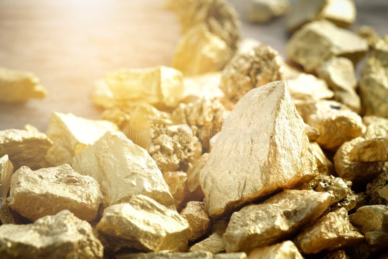 Slutet klumpa sig upp av guld- min royaltyfri fotografi