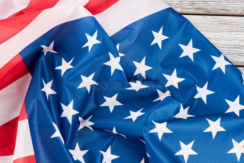 Slutet skrynklade upp flaggan av USA på trä royaltyfri bild Slutet skrynklade upp flaggan av USA på trä royaltyfri bild
