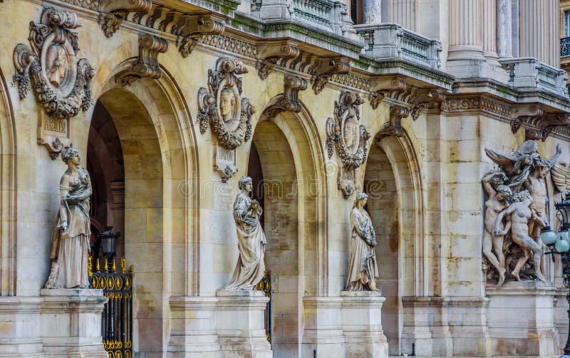 Slutet sköt upp av arkitekturdetaljen, den Paris operahuset arkivbild Slutet sköt upp av arkitekturdetaljen, den Paris operahuset arkivbild