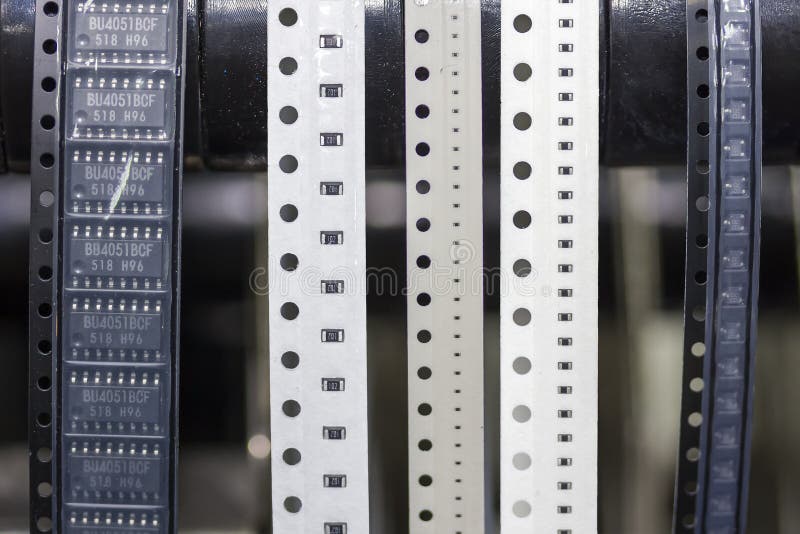 Slutet upp bandet och chipmaterial för PCB LEDDE SMT för att montera det elektroniska brädet på förlagematareenheten av den autom arkivfoto