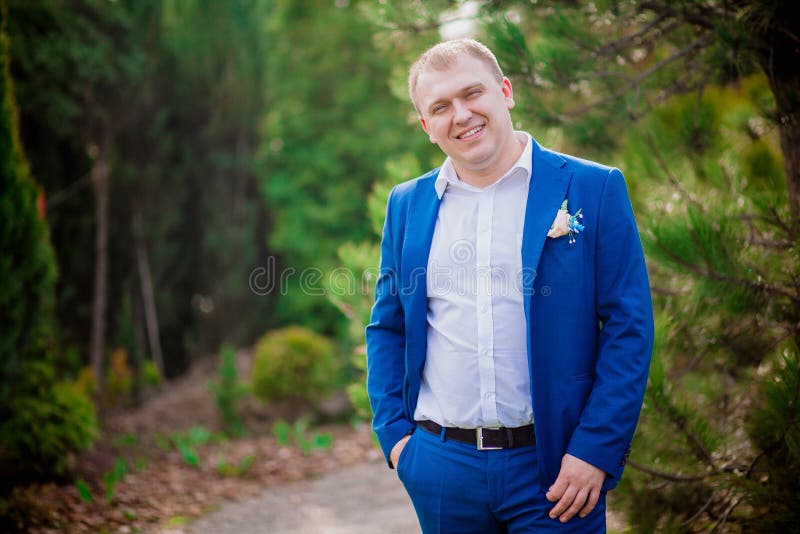 Slutet upp ståenden av en ung affärsman i blått passar och den vita skjortan på bakgrunden arkivbilder Slutet upp ståenden av en ung affärsman i blått passar och den vita skjortan på bakgrunden arkivbilder