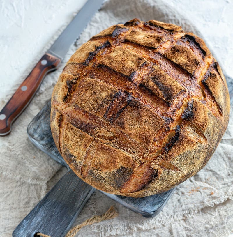Släntra av bröd på sourdough från vete- och rågmjöl arkivbilder Släntra av bröd på sourdough från vete- och rågmjöl arkivbilder