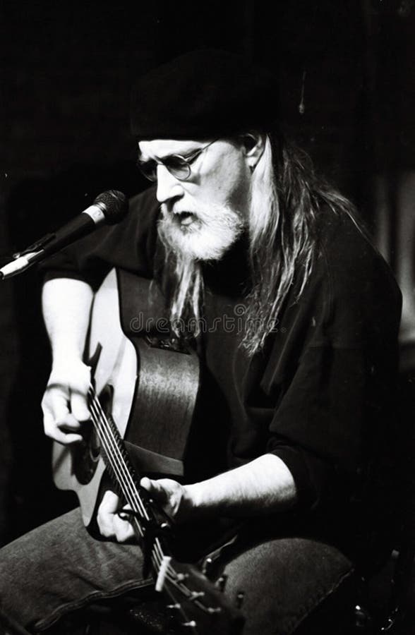 Slösar konstnären som spelar en akustisk gitarr på den Beale gatan i Memphis, TN arkivfoto Slösar konstnären som spelar en akustisk gitarr på den Beale gatan i Memphis, TN arkivfoto