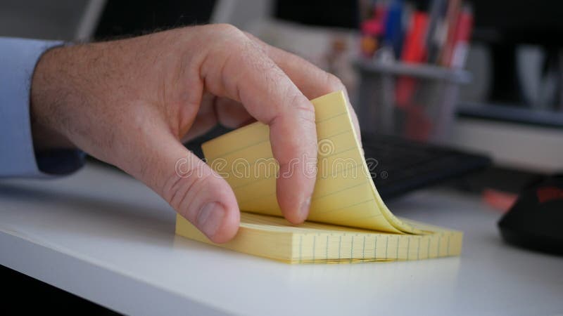 Sm? och viktiga tekniska anm? rkningar f? r aff? rsmanBrowsing Sticky Notes s? kande royaltyfri bild