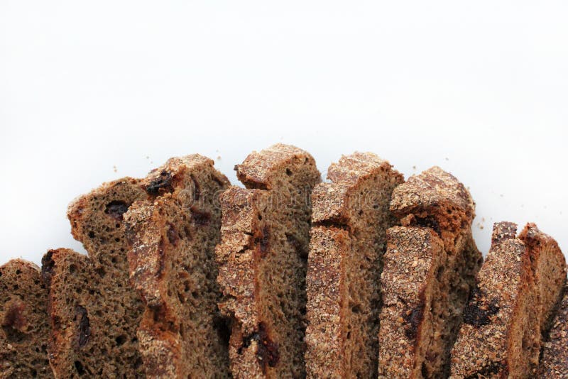 Smakelijk stuk van gerookt die vlees met olijf en een twijg van dille op een vork tegen een zwarte steenmuur wordt gespeld royalty-vrije stock fotografie Smakelijk stuk van gerookt die vlees met olijf en een twijg van dille op een vork tegen een zwarte steenmuur wordt gespeld royalty-vrije stock fotografie