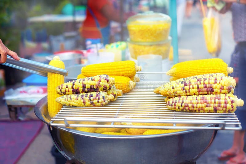 Heerlijke, vers gekookte maiskolven op de straatmarkt stock afbeelding
