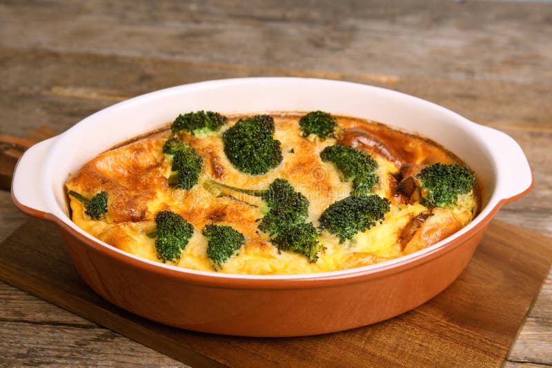 Smakelijke broccoli-casserole in bakschaal op houten tafel royalty-vrije stock foto's Smakelijke broccoli-casserole in bakschaal op houten tafel royalty-vrije stock foto's