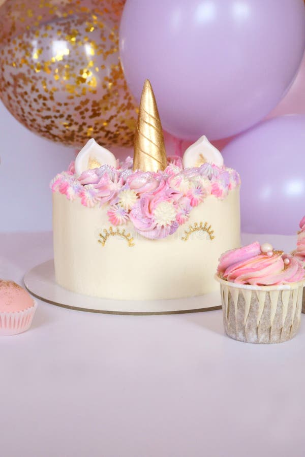 Smakelijke cake en cupcakes voor jonge geitjes, verjaardag royalty-vrije stock fotografie Smakelijke cake en cupcakes voor jonge geitjes, verjaardag royalty-vrije stock fotografie