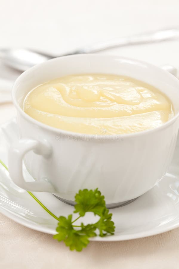 Heerlijke courgettesoep stock afbeelding