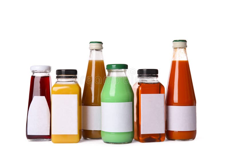 Smakelijke dranken in flessen met lege etiketten op witte achtergrond
