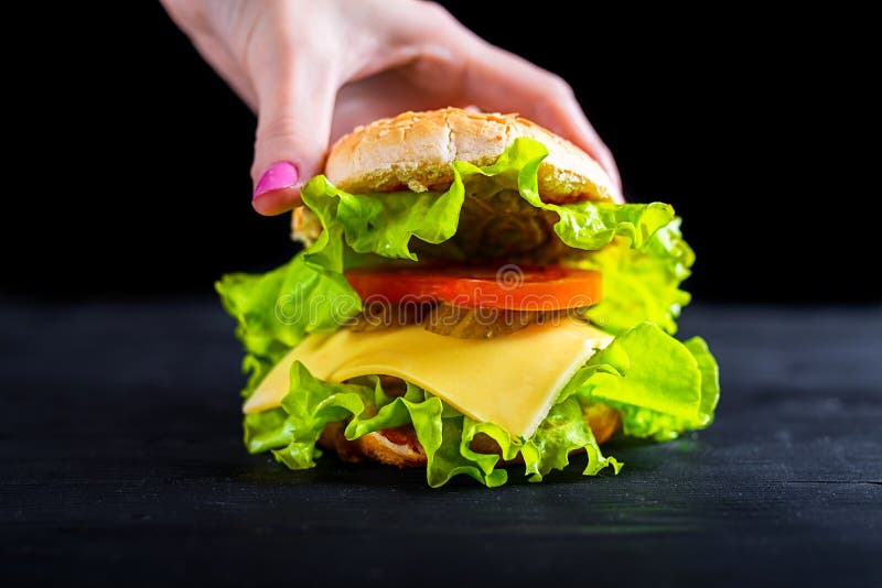 Smakelijke en verse hamburger op een houten zwarte lijst, reclamebanner stock foto's Smakelijke en verse hamburger op een houten zwarte lijst, reclamebanner stock foto's
