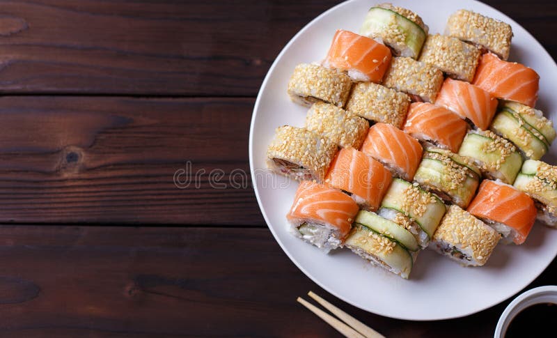 Smakelijke grote kleurrijke reeks verse Japanse broodjes van sushimaki met royalty-vrije stock foto Smakelijke grote kleurrijke reeks verse Japanse broodjes van sushimaki met royalty-vrije stock foto