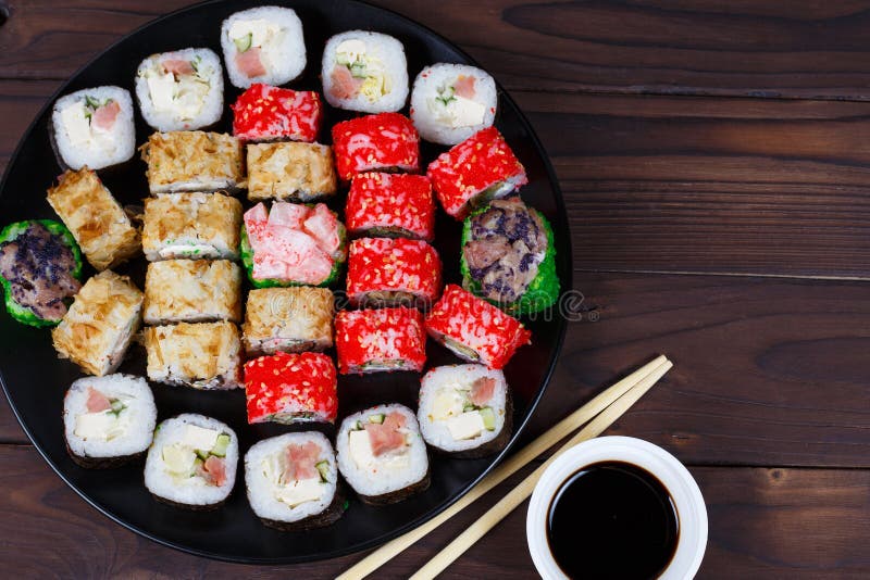 Smakelijke grote reeks Japanse die broodjes van sushimaki op ronde pla worden gediend royalty-vrije stock fotografie Smakelijke grote reeks Japanse die broodjes van sushimaki op ronde pla worden gediend royalty-vrije stock fotografie