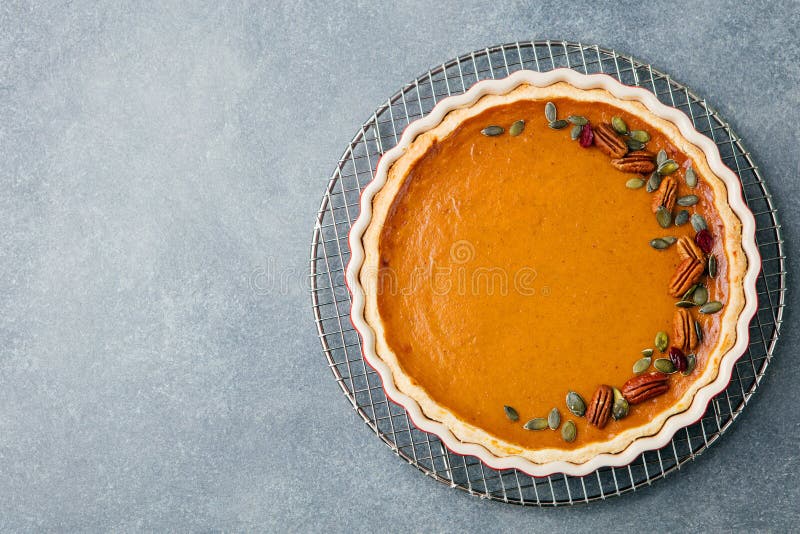 Smakelijke pompoenpastei, scherp gemaakt voor Thanksgiving day in een ruimte van het de meningsexemplaar van de bakselschotel Hoo royalty-vrije stock afbeelding Smakelijke pompoenpastei, scherp gemaakt voor Thanksgiving day in een ruimte van het de meningsexemplaar van de bakselschotel Hoo royalty-vrije stock afbeelding